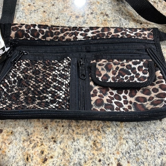 Unknown brand leopard printed Fanny pack.  Excellent condition. - Picture 2 of 3